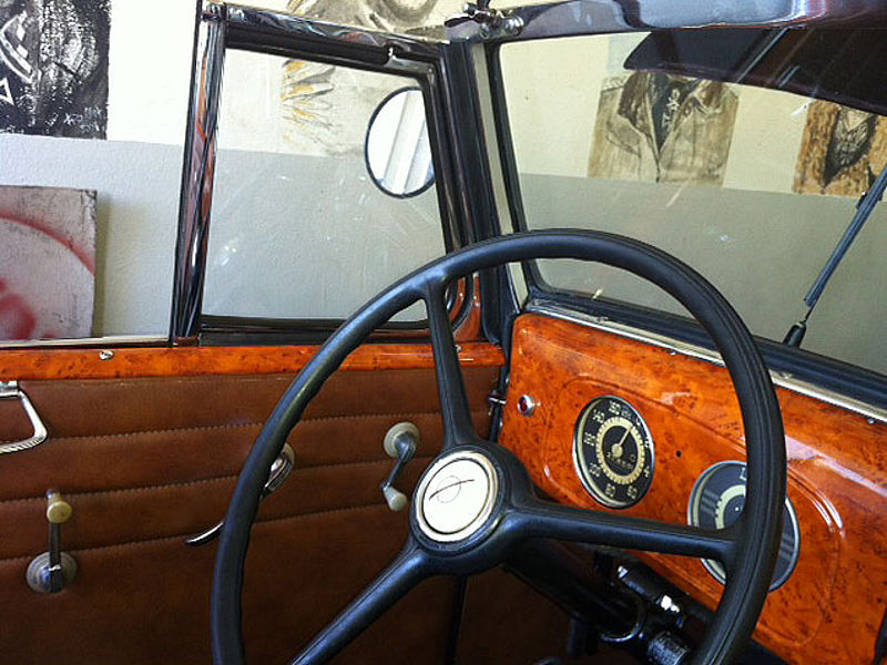 Beschichtetes Armaturenbrett bei Oldtimer Beschichtetes Armaturenbrett bei Oldtimer